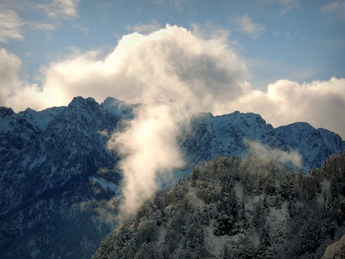 Free Scenic View of a Snow-Covered Mountain Stock Photo