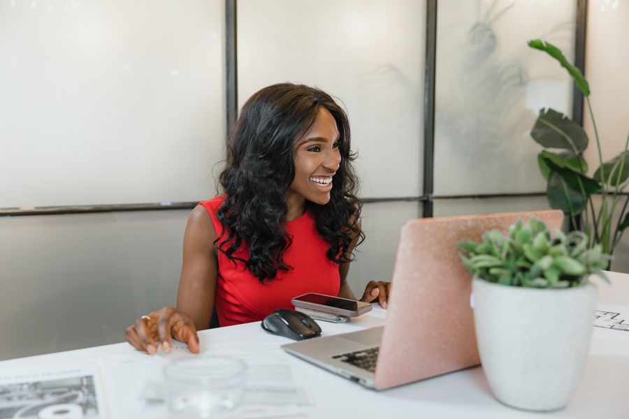 Une entrepreneuse noire travaille sur un ordinateur portable.
