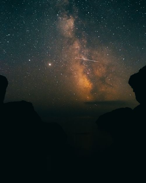 Free Captivating night sky with Milky Way and shooting star, perfect for stargazing lovers. Stock Photo