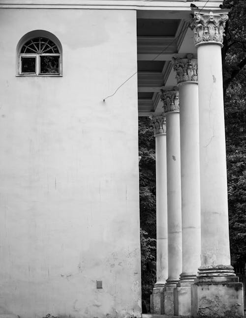 Foto profissional grátis de colunas, fotografia em escala de cinza, muro