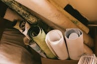 盒子里各种卷纸的特写，营造出富有创意的工作空间氛围