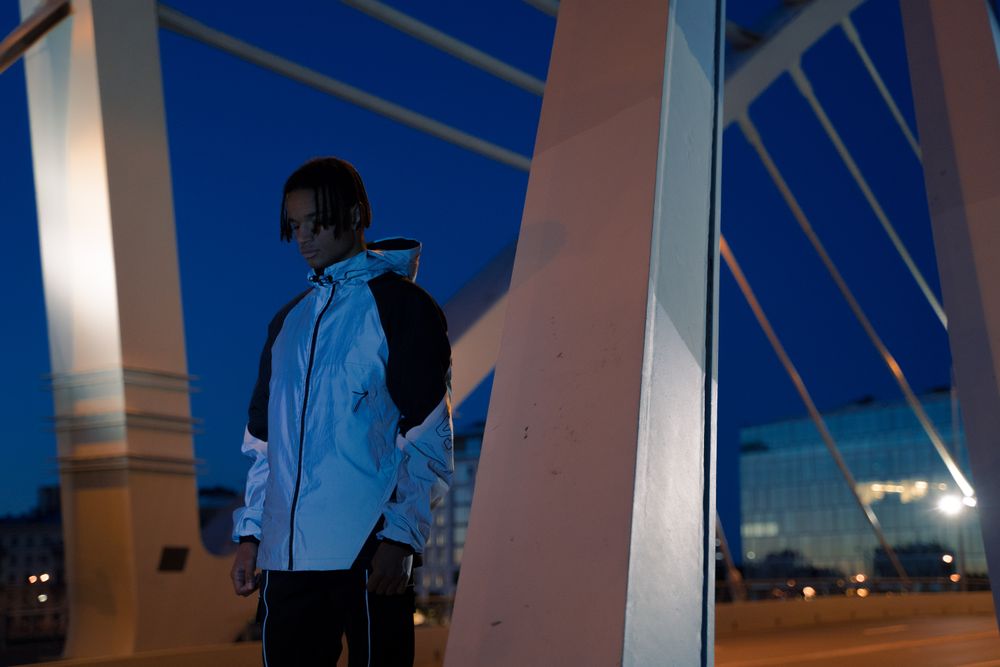 Ropa urbana deportiva de noche