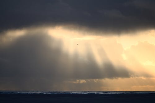 bulutlar, dalgalar, deniz içeren Ücretsiz stok fotoğraf