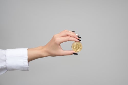 Gratis Mujer Sosteniendo Un Bitcoin Foto de stock