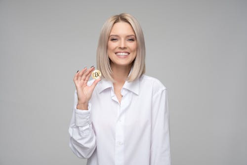 Donne Che Indossano Camicia Bianca Con Colletto A Maniche Lunghe Che Tiene Bitcoin