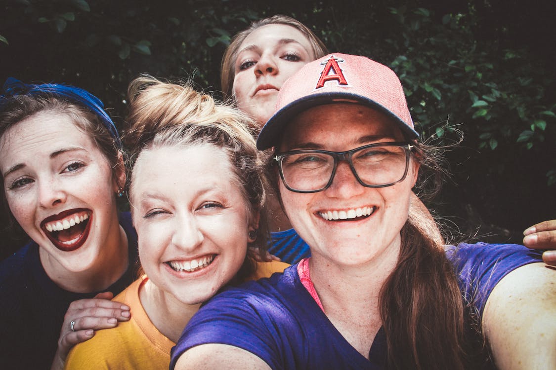 Vier Vrouwen Voor Groene Struiken