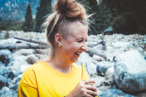 Femme Tenant Une Bouteille De Soda En Verre