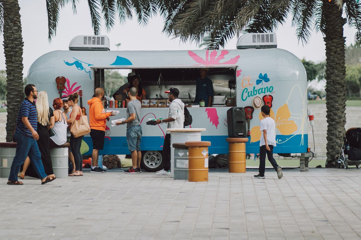 Clientes en un food truck de colores