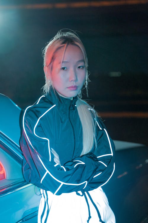 Безкоштовне стокове фото на тему «автомобіль, азіатська жінка, вертикальні постріл»