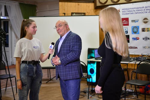 Foto profissional grátis de entrevistador, jornalismo