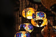 达卡市场里，五颜六色的马赛克玻璃灯照亮了温暖的空间