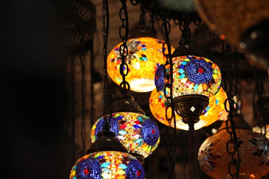 达卡市场里，五颜六色的马赛克玻璃灯照亮了温暖的空间