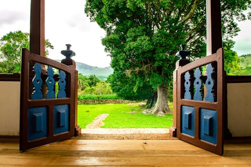 Brown Wooden Gate Geöffnet