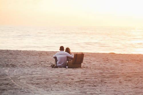 Pasangan Di Beach Near Cooler