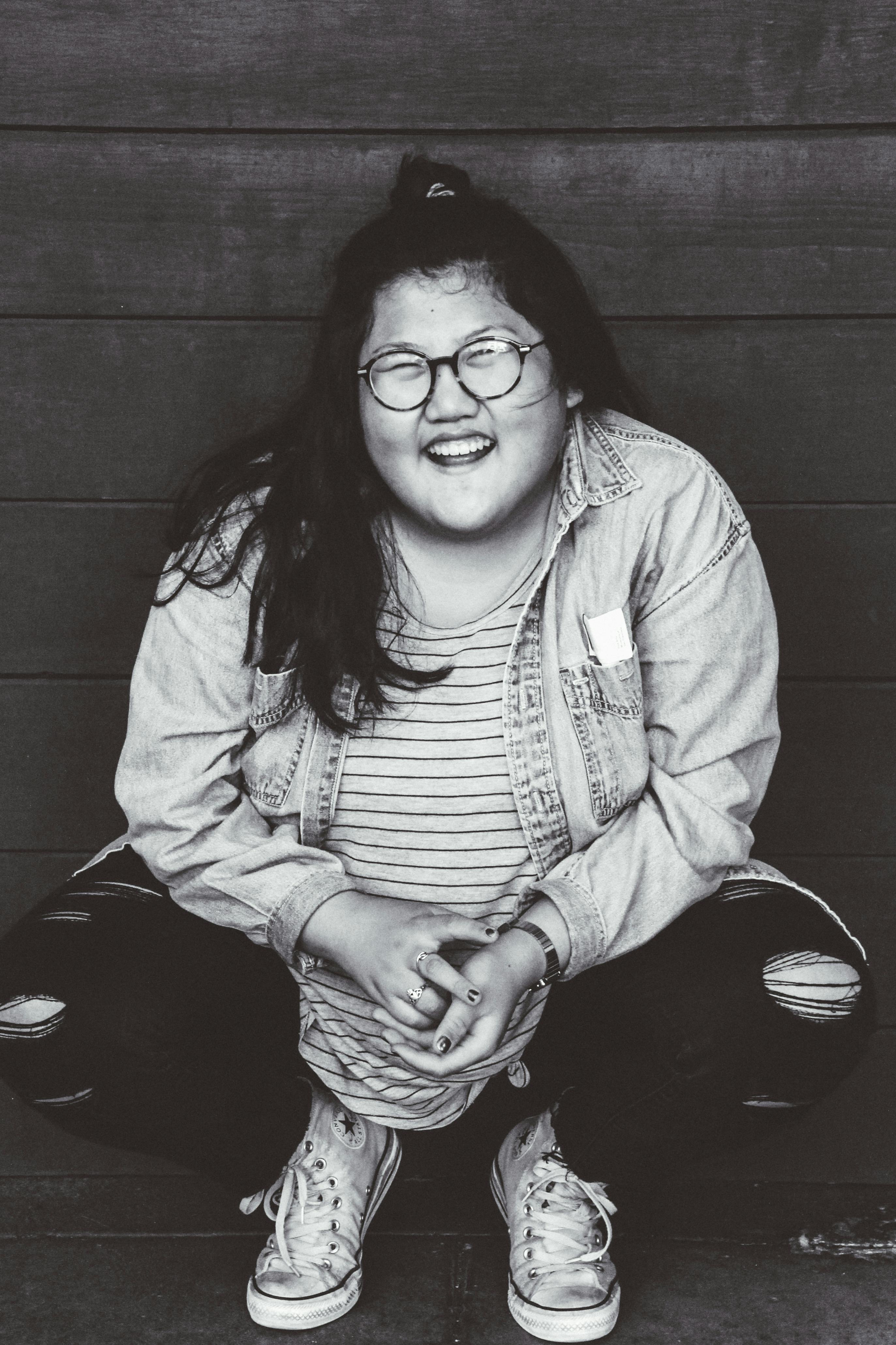 一张黑白照片里，一位穿着便装的幸福女人正热情地微笑着