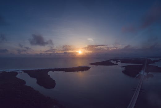 佛罗里达州博尼塔温泉水道日落时分的鸟瞰图，景色令人惊叹