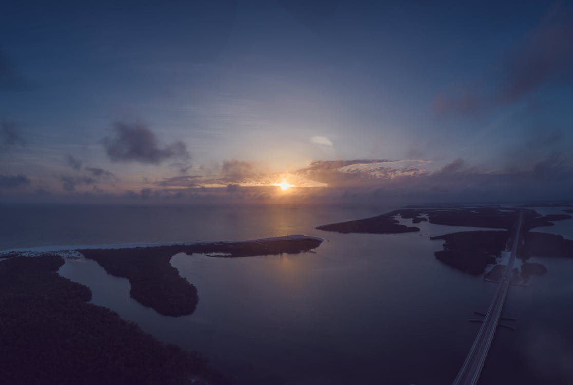무료 섬으로 둘러싸인 회색 현수교 스톡 사진