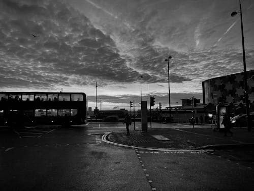 Foto profissional grátis de amanhecer cedo, capital, cidade preto e branco