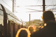 阳光明媚的雅典，人们在火车站等待火车的场景，捕捉了城市生活的瞬间