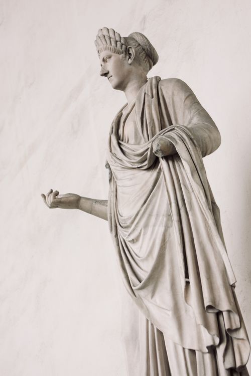 Free Classic marble statue of a woman, showcasing ancient art in Florence, Italy. Stock Photo
