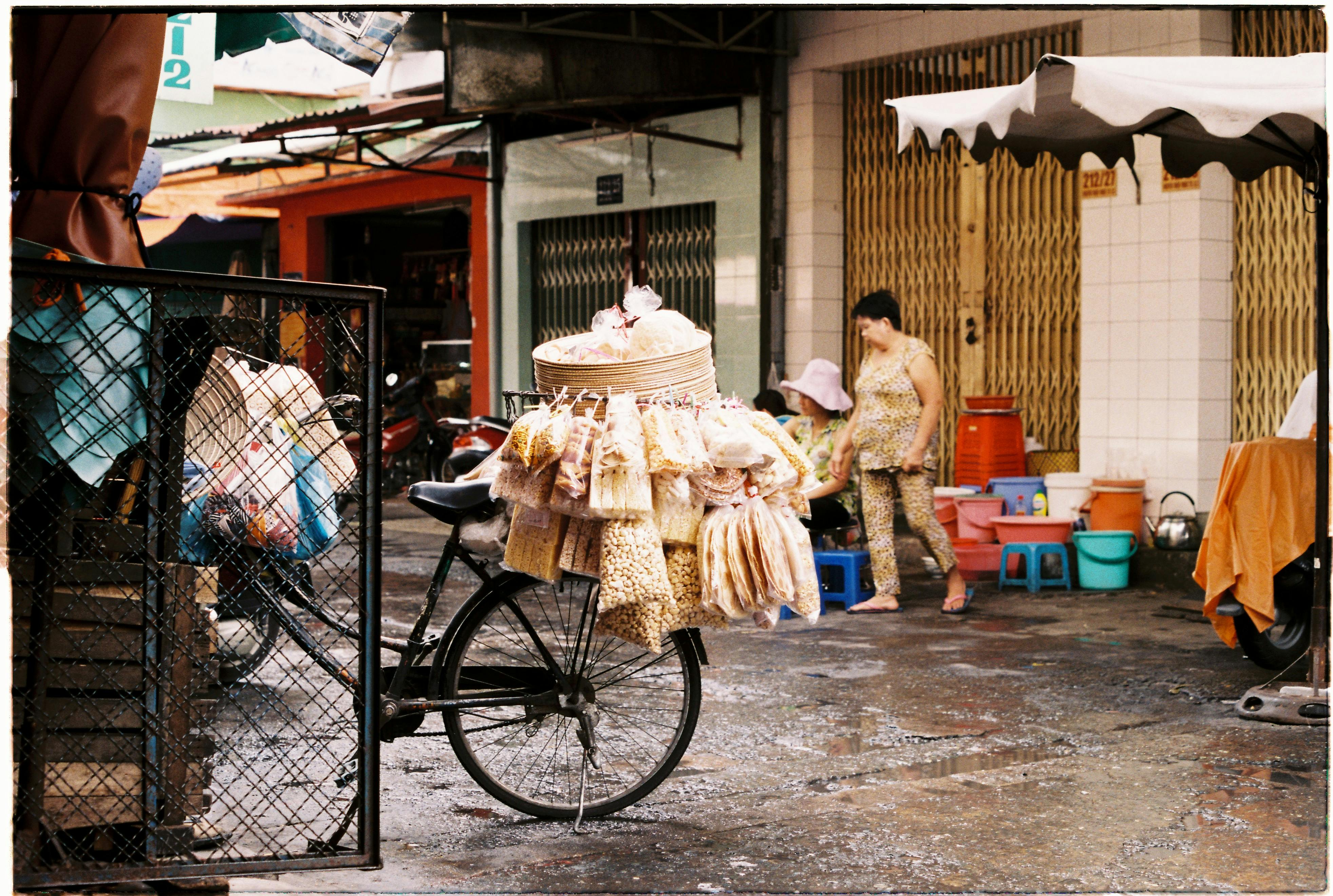 Eine Person arbeitet an einem Laptop, umgeben von abstrakten, leuchtenden Formen, die Kreativität und KI-Technologie symbolisieren.