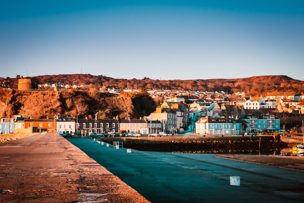 Golden-hour light over a harbour town — O Emmanuel on Pexels