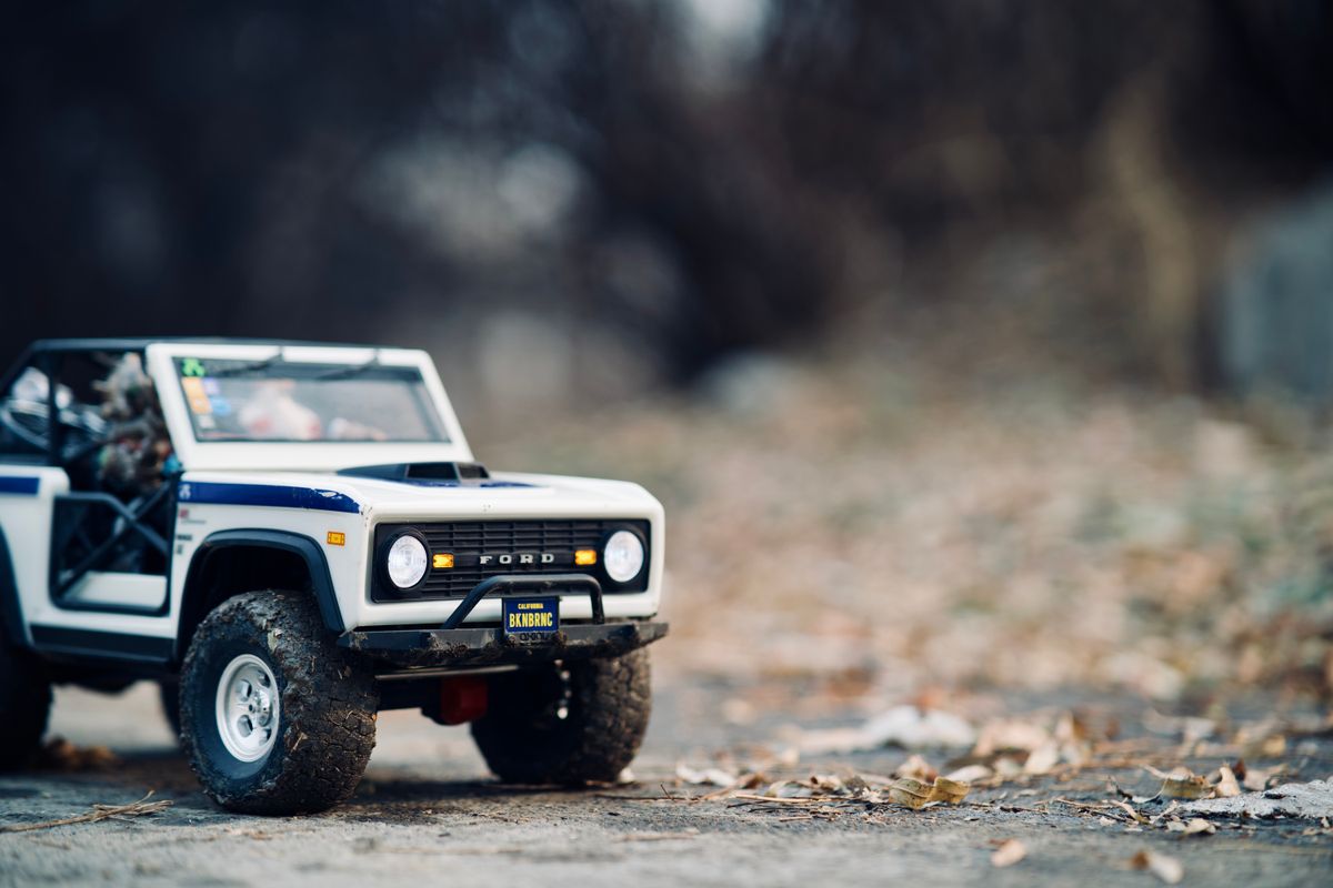 Carrinho off-road em uma trilha de terra