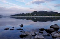 平静的湖景、云雾缭绕的山脉，在黎明光线下倒影清晰