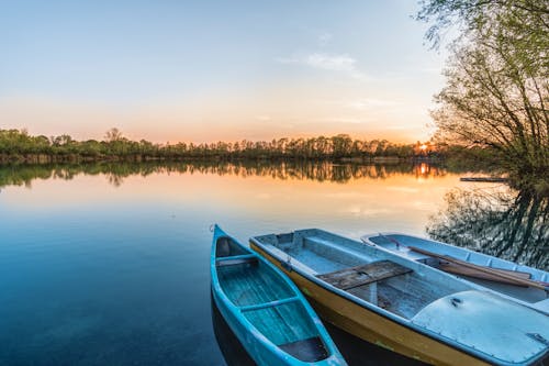 Tiga Perahu Di Perairan Yang Tenang