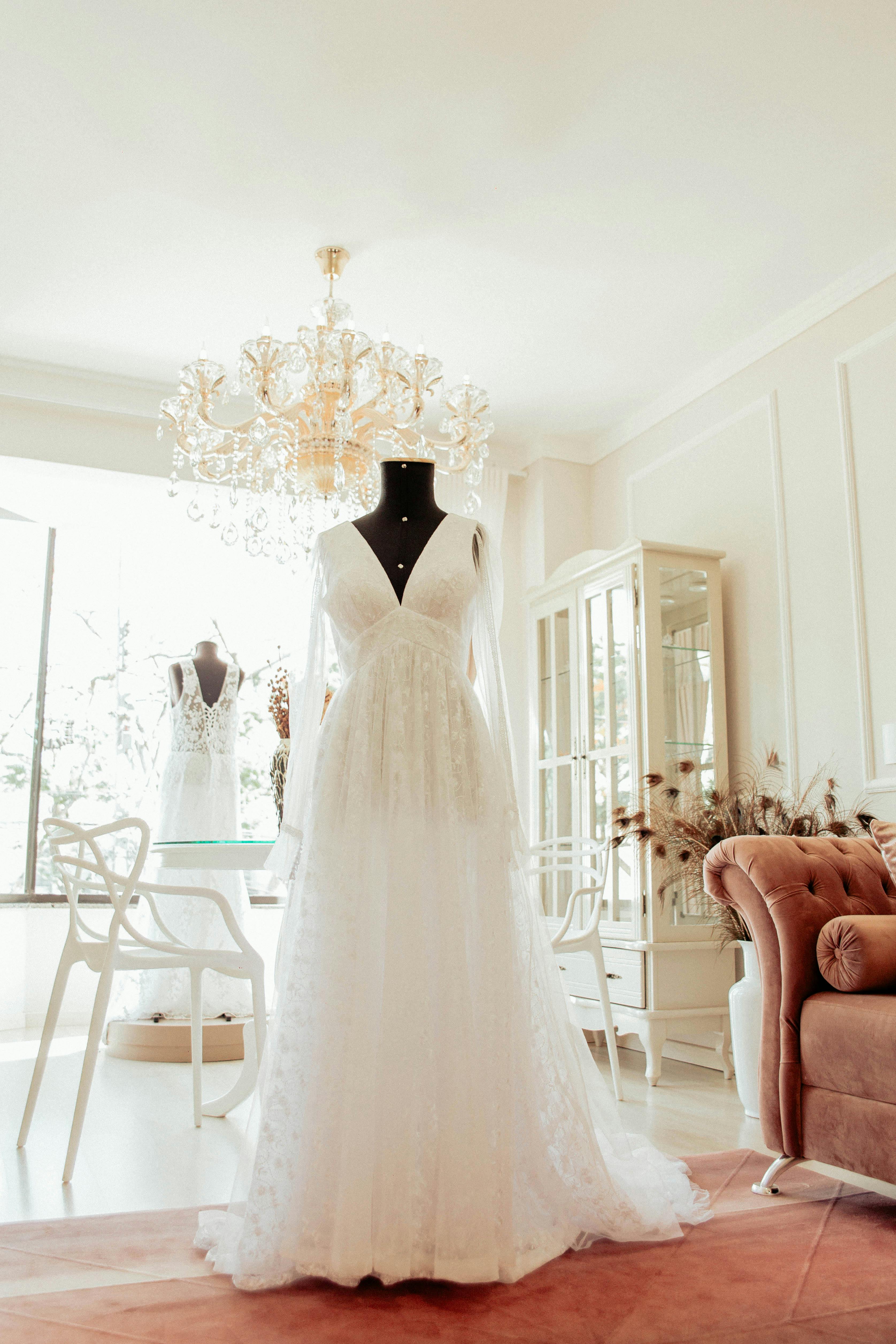 Gratis lagerfoto af brudekjole, elegant, kjole, lavvinkelskud, lodret skud, mannequin, værelse