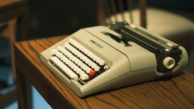 Classic typewriter on a wooden desk, showcasing retro design in Santiago.