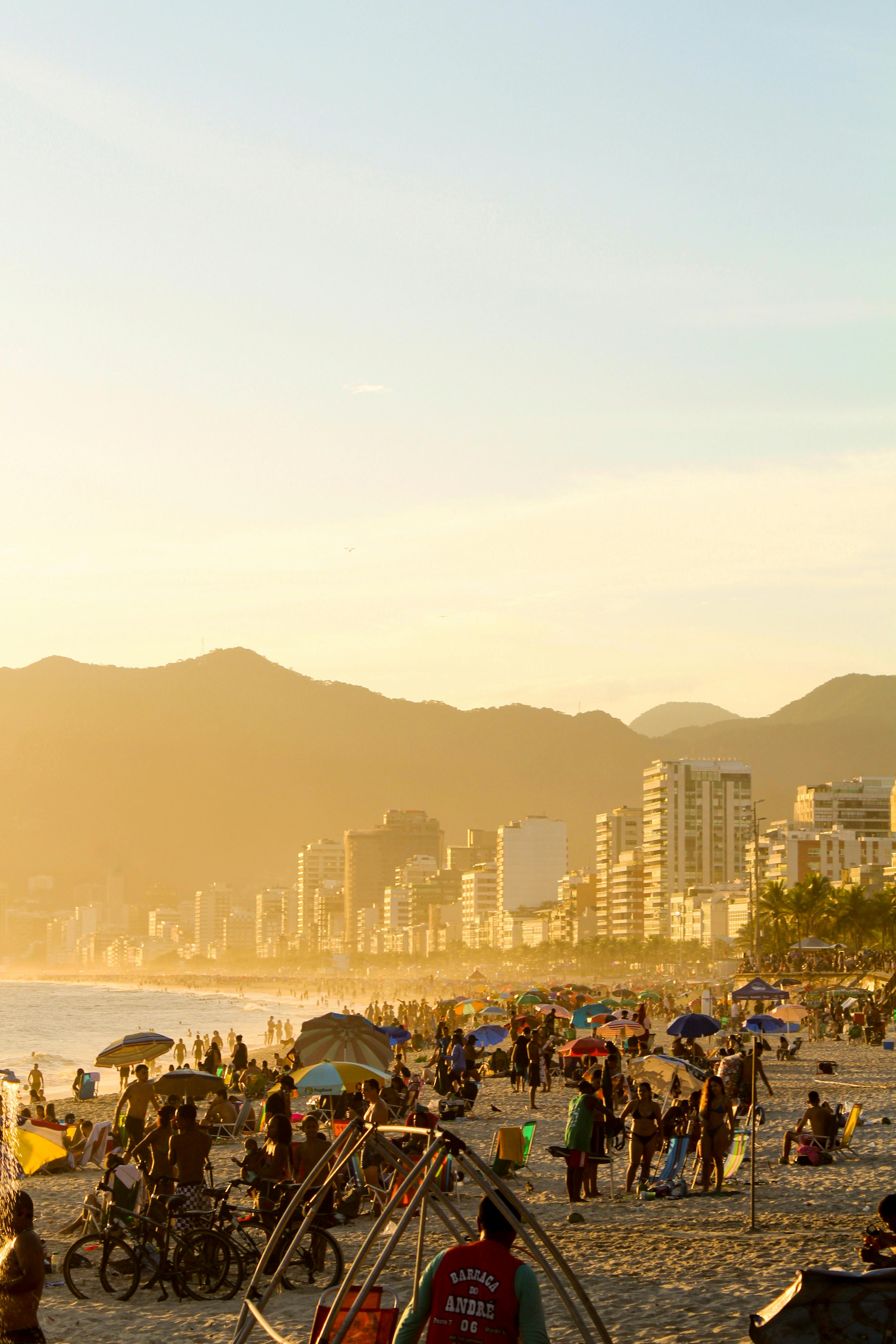 Ipanema con montañas al fondo