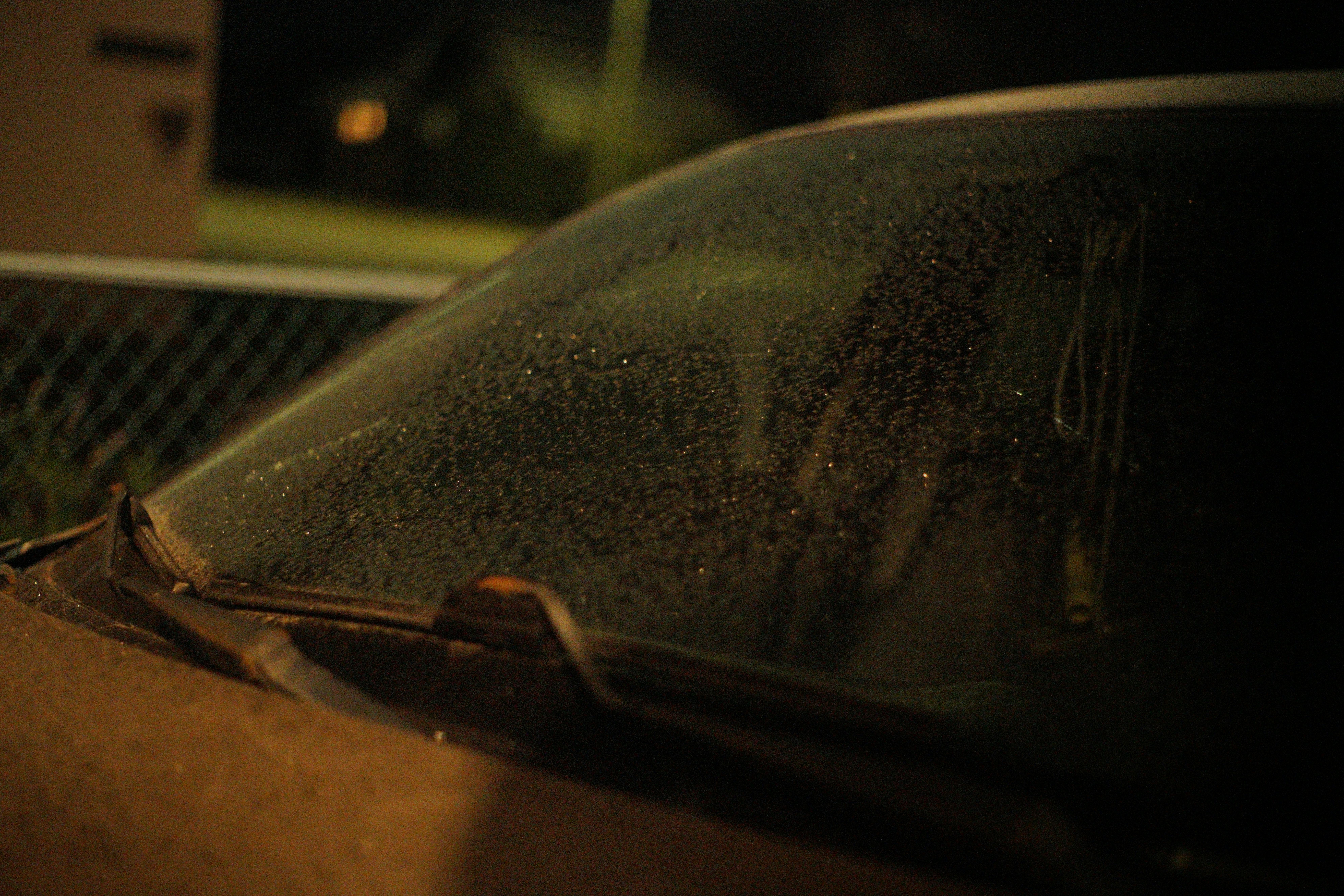 지속 가능한 패션 의류가 진열된 매장