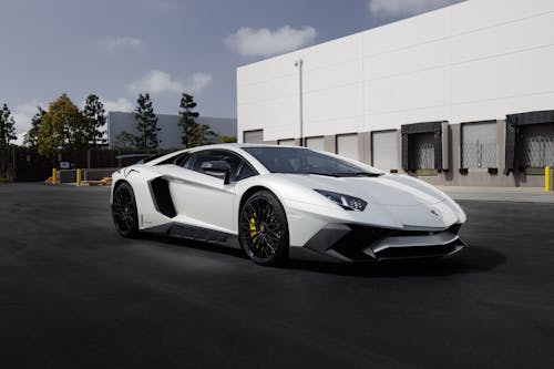 beyaz araba, coupe, lamborghini aventador içeren Ücretsiz stok fotoğraf