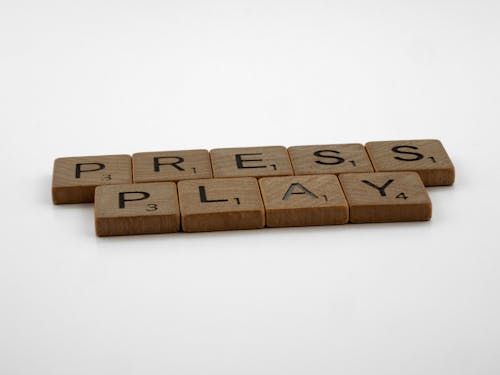 Photos gratuites de appuyez sur play, arrière-plan blanc, carreaux de scrabble