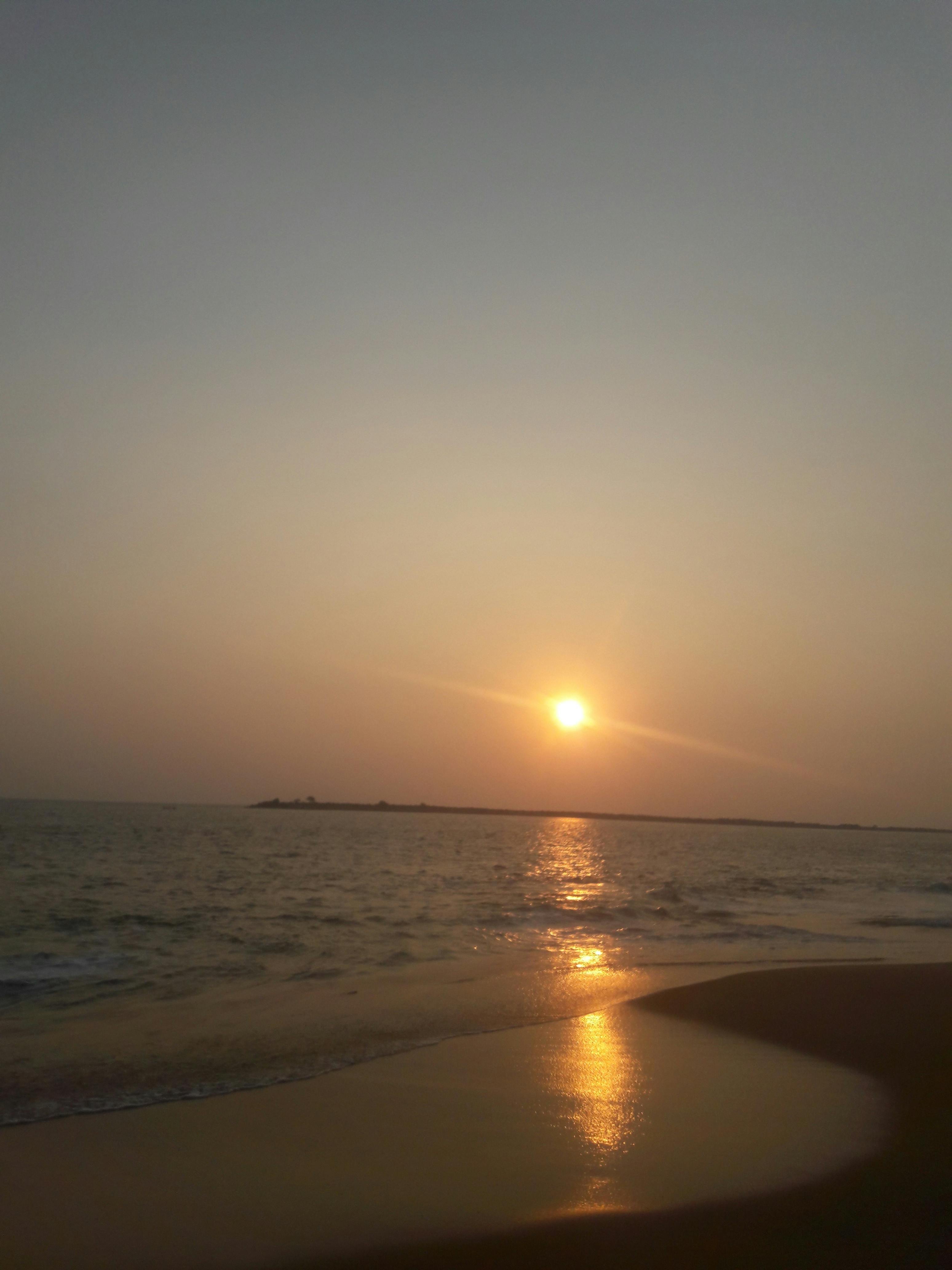 Dunes de sable rouge lors d'un Desert Safari Dubai au coucher du soleil, un couple admire le paysage.