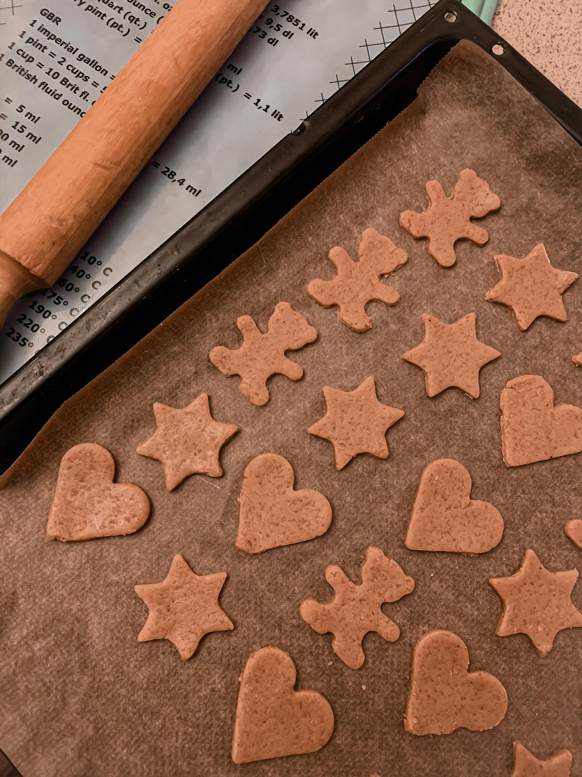 Porzioni di impasto per biscotti disposte su una teglia foderata