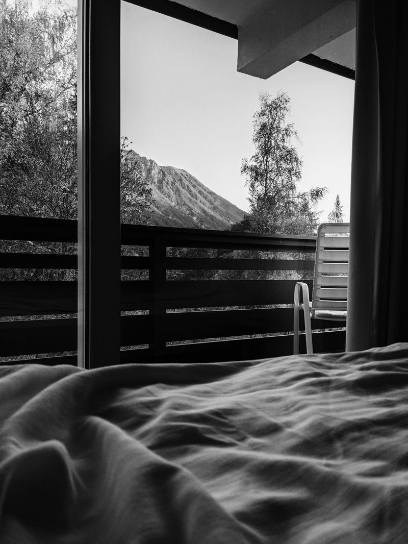 K2 View Chamber bedroom with mountain view