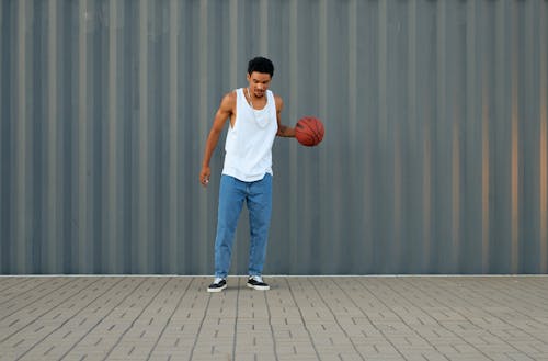 Foto profissional grátis de basquete, basquetebol, calça jeans