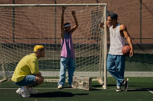 Immagine gratuita di accovacciato, adolescente, amici