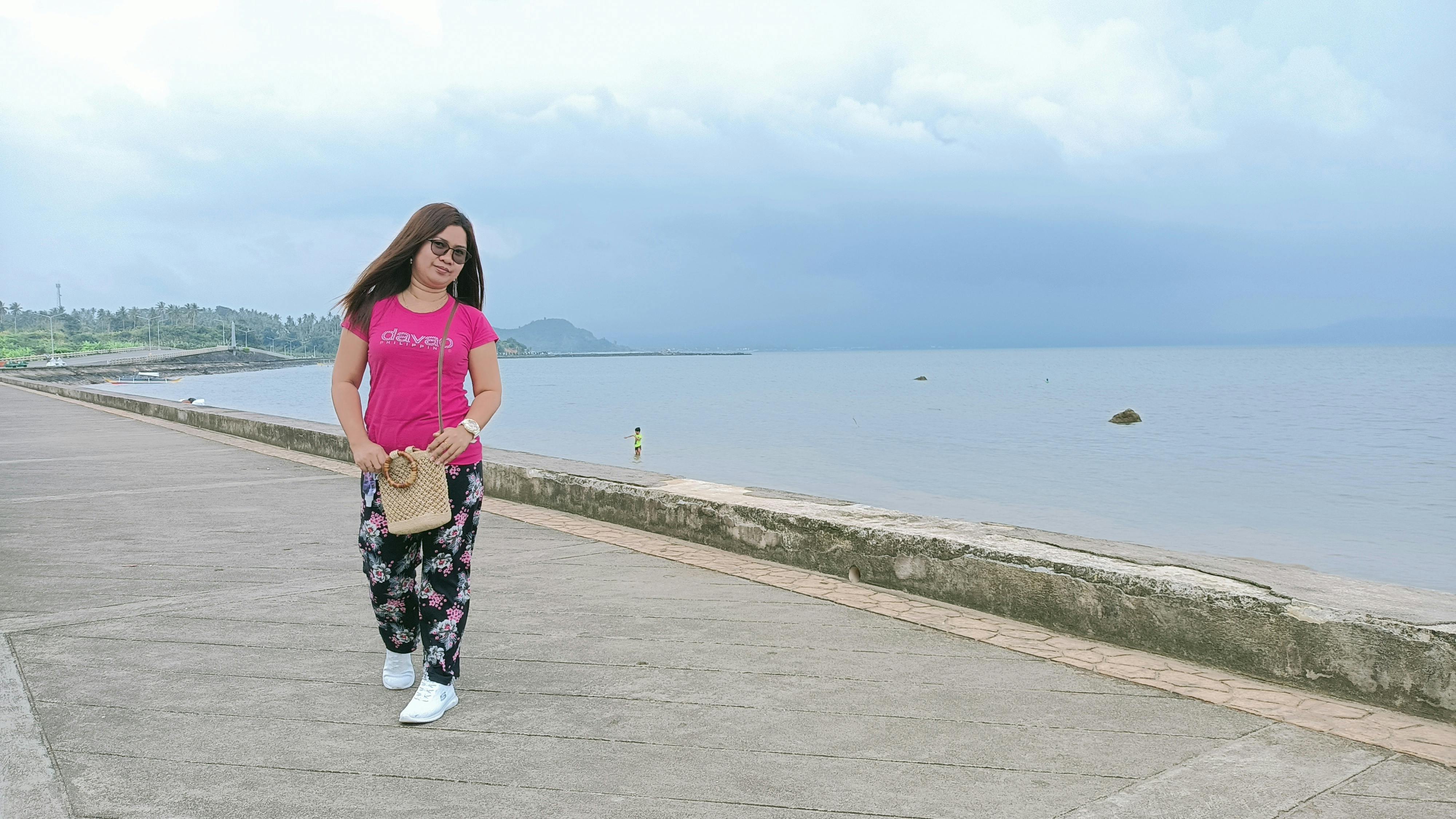 부모와 아이가 함께 있는 이미지