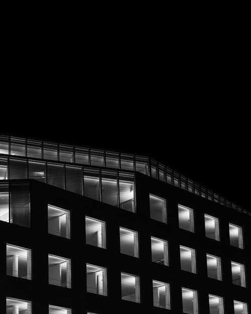 Immagine gratuita di bianco e nero, edificio per uffici, finestre