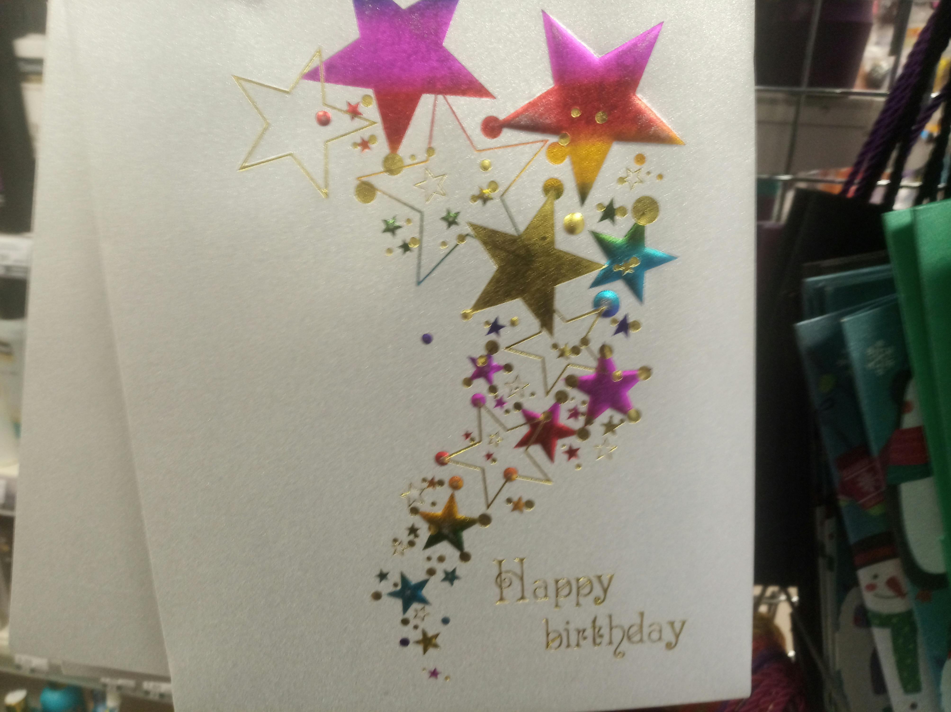 Des voyageurs profitant d'un Desert Safari Dubai sur des dunes rouges au coucher du soleil.