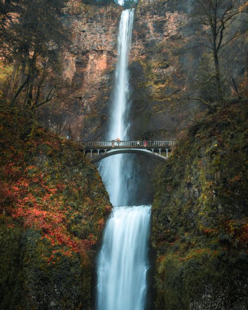 Free Discover the breathtaking beauty of Multnomah Falls, Oregon, with vibrant autumn foliage. Stock Photo