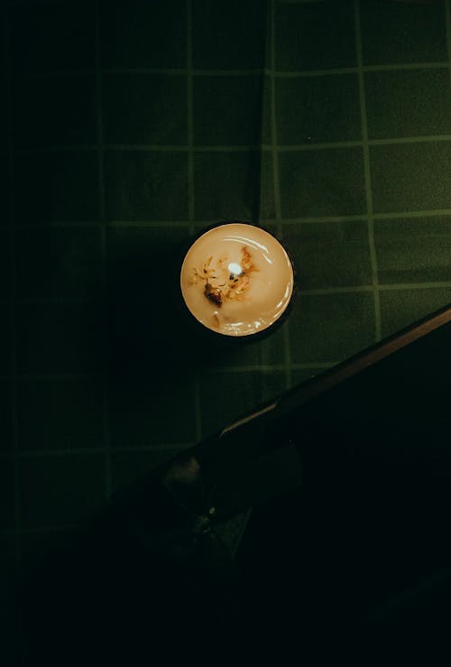 Бесплатное стоковое фото с баночка свечи, вертикальный выстрел, вид сверху