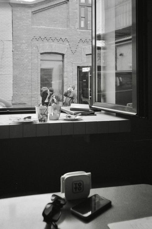 Fotobanka s bezplatnými fotkami na tému čierny a biely, okenný parapet, okná