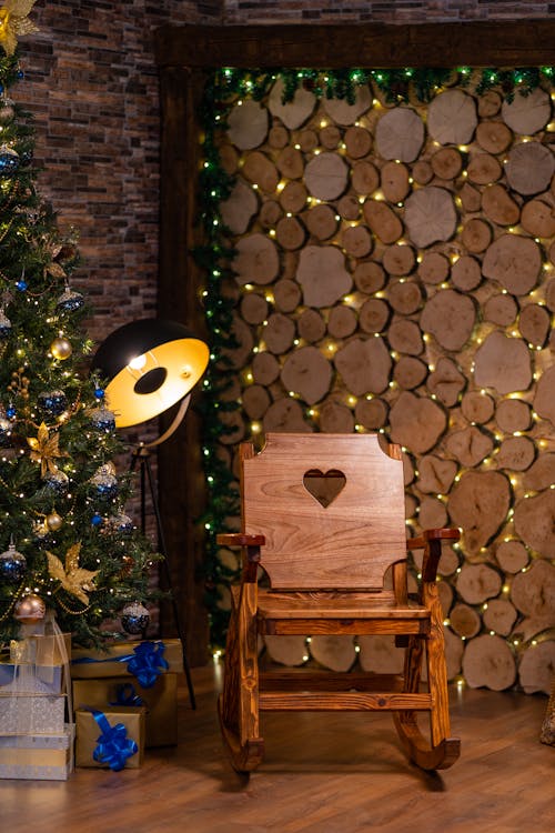 クリスマスツリー, ライト, ロッキングチェアの無料の写真素材