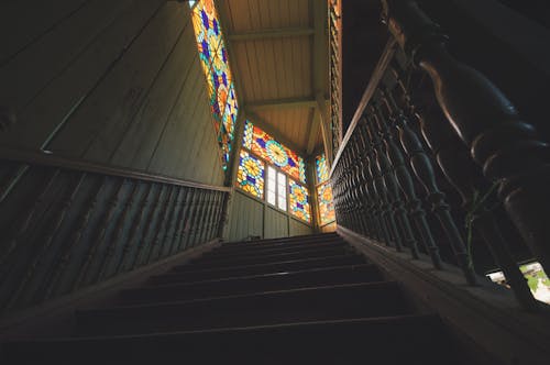 Fotobanka s bezplatnými fotkami na tému drevené schody, farebné sklo, interiérový dizajn