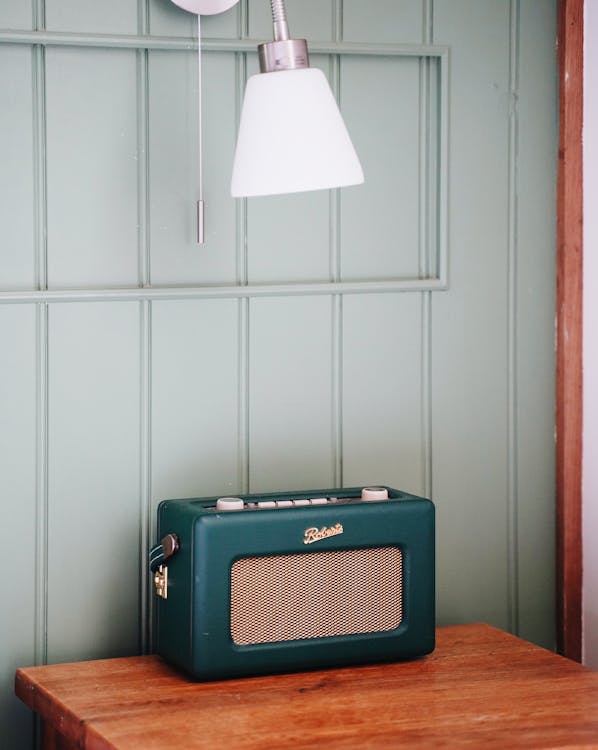 lagerfoto af årgang, bord, gamle og nye, gammel radio, hængende, indendørs, lampe, lytning, radio, værelse, radio