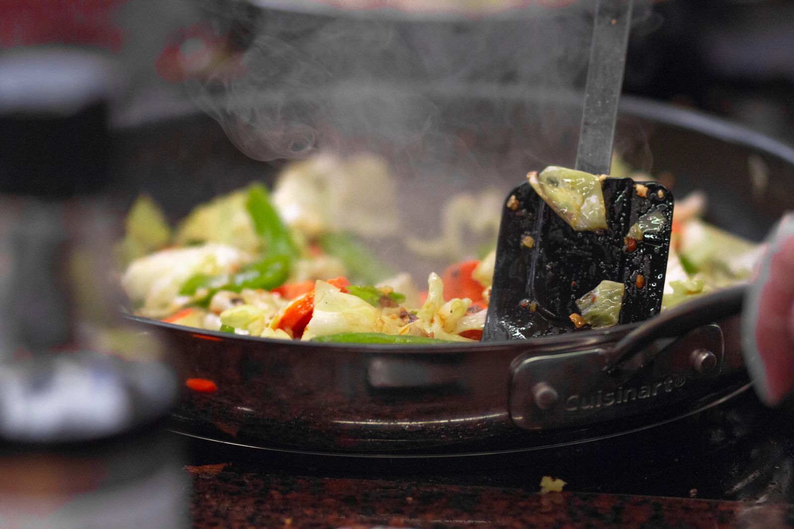 Salteado de verduras con calabacín humeante en una sartén